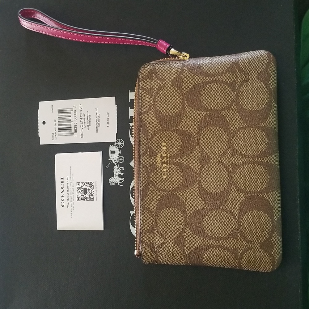 COACH SIGNATURE WRISTLET NWT💞